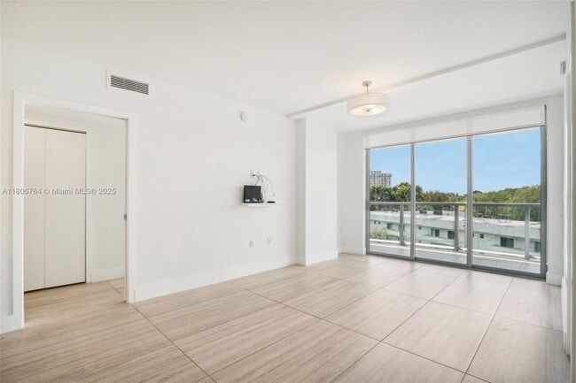Foto del edificio - 13800 Highland Dr