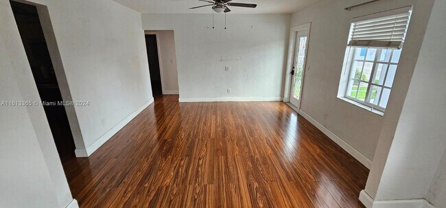 Foto del edificio - 3345 SW 23rd Terrace
