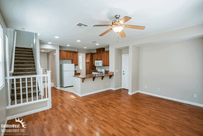 Foto del edificio - Beautiful 3Bdm 2.5Ba Two-Story Home with a...