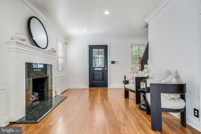 Foto del edificio - 4817 Chevy Chase Blvd