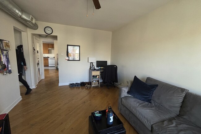 Foto del edificio - 3321 N Lakewood Ave