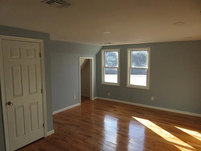 Building Photo - 166 Catherine St