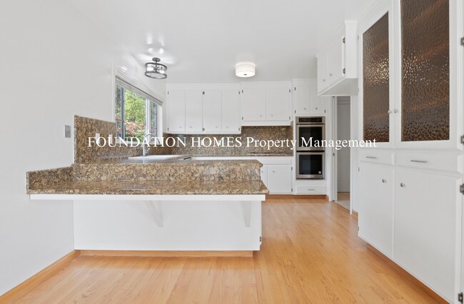 Building Photo - 4BR/3BA Greenbrae Home, Valley Views, Deck...