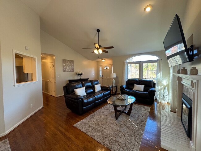 Photo - AVAILABLE TO SHOW! House