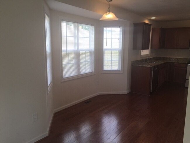 Building Photo - 3 Bedroom 2.5 Half Bath House with 1 car garage