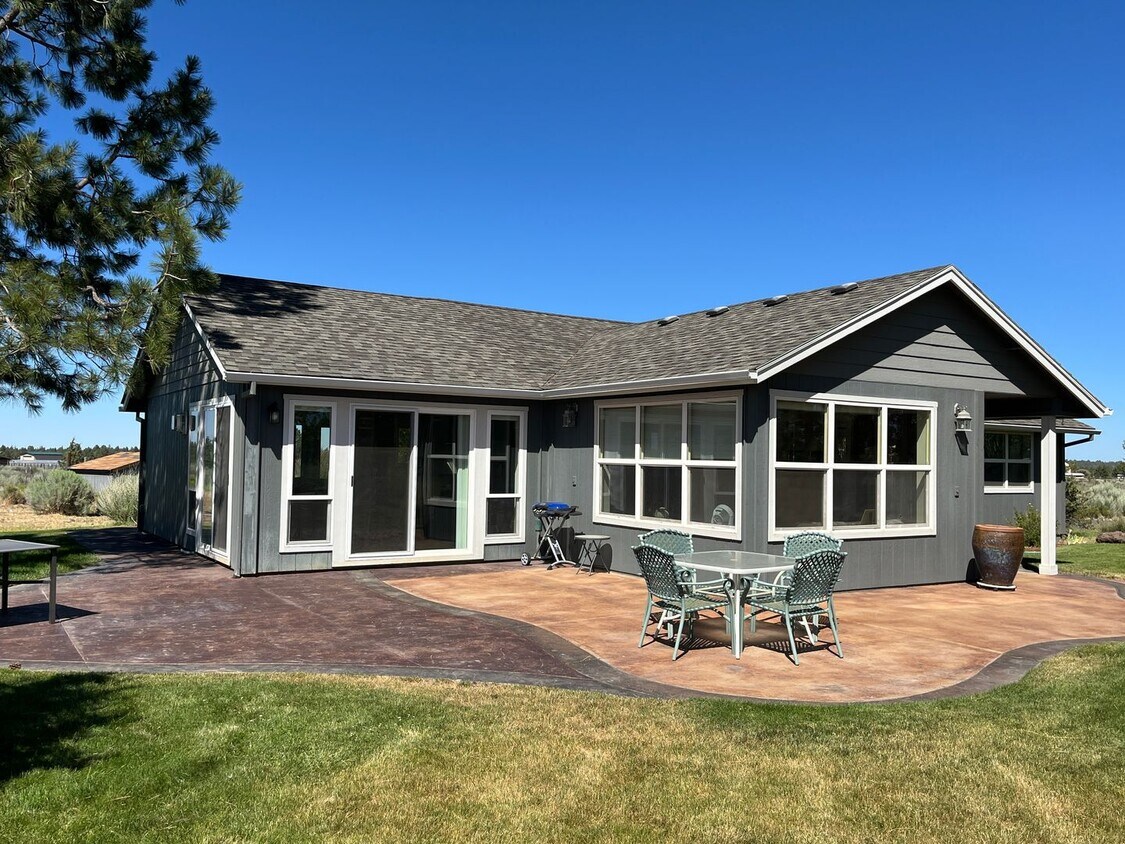 Foto principal - Furnished home between Tumalo & Sisters
