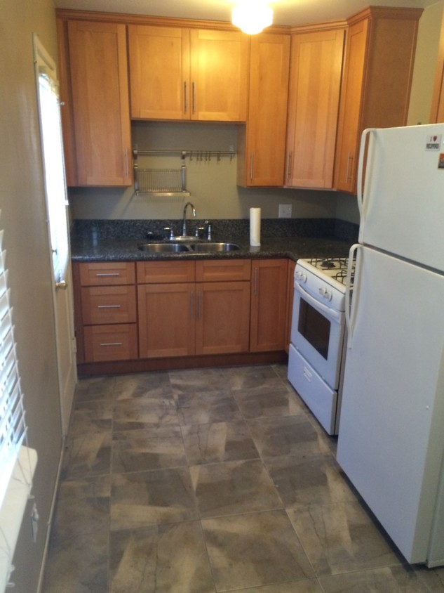 kitchen - 1733 N Hollywood Way
