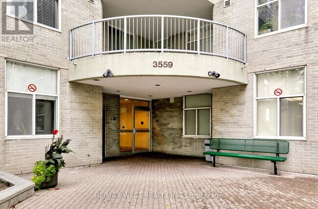 Photo du bâtiment - 3559 Eglinton Ave W