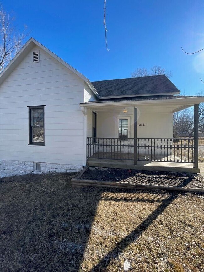 Building Photo - READY NOW - CHARMING 2B1B Ranch $1300