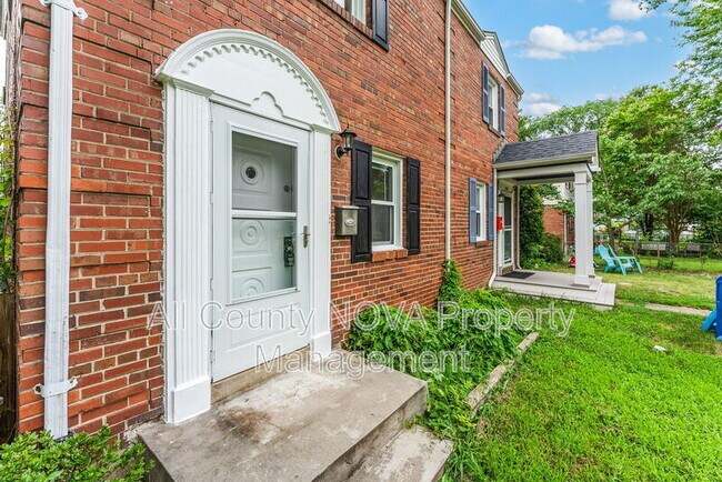 Foto del edificio - 2236 Farrington Ave