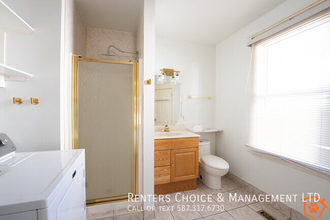 Photo du bâtiment - 3 BEDROOM HOUSE WITH DETACHED GARAGE