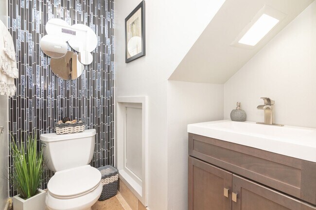 Foto del edificio - Stylish 2/2.5 Townhome FOR RENT in The HEA...