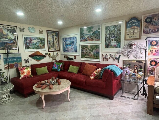 Foto del edificio - 9205 Pecky Cypress Ln
