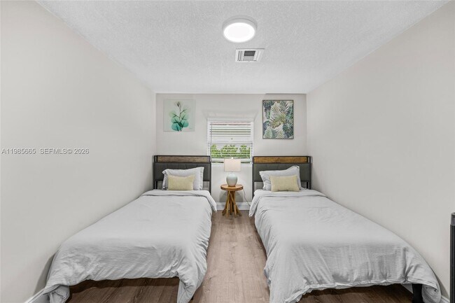 Foto del edificio - 6674 4th St