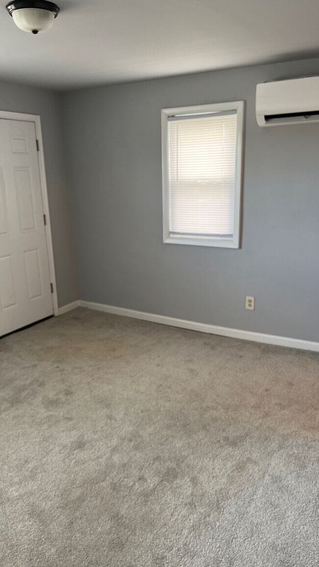 Building Photo - 2 Bedroom Single Family Home