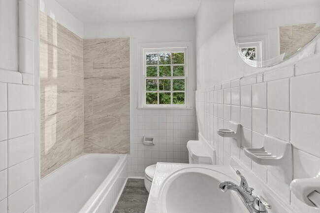 Building Photo - Charming 3 Bedroom, 2 Bathroom house