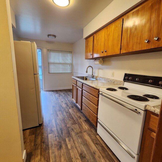 Building Photo - Cozy 1 Bed 1 Bath Duplex with W/S/G includ...