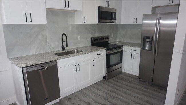 Foto del edificio - 5401 Russell Ave