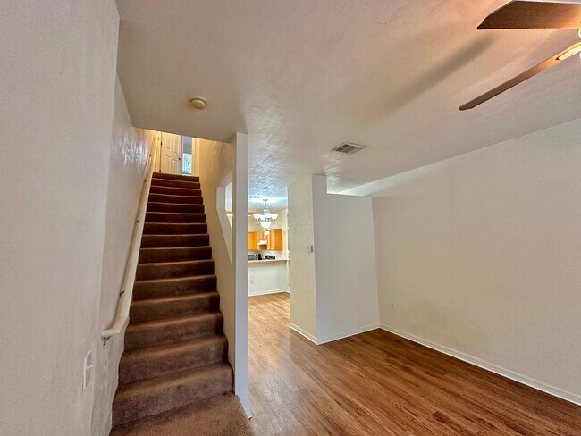 Foto del edificio - Spacious 2 Bed / 2.5 Bath Townhome in Vict...