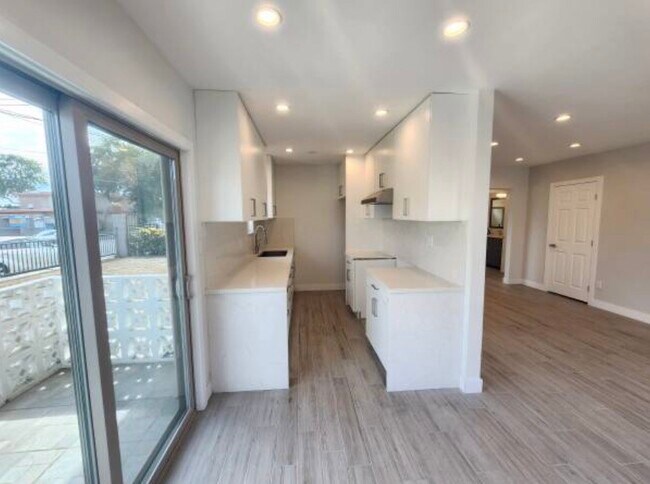 Building Photo - 10845 White St