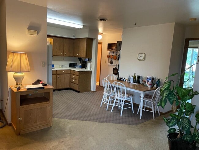 Kitchen area - 1321 W Wisconsin Ave