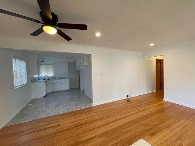 Building Photo - 3 bedroom in CENTER LINE MI 48015