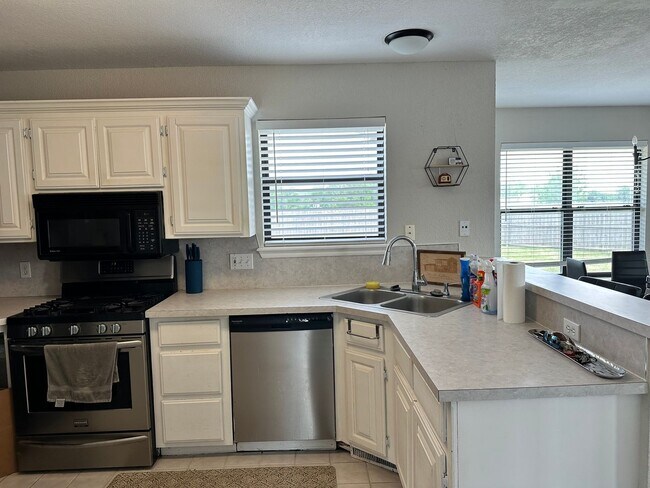 Foto del edificio - Charming 3 Bed, 2 Bath 2-Story Home in Moore!