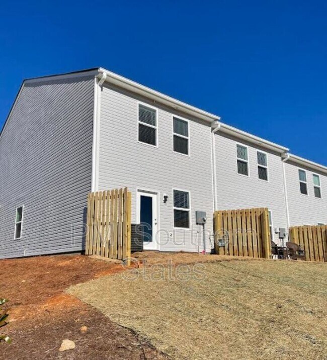 Building Photo - 300 Laurel Dr