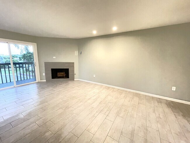 Building Photo - Completely Updated Townhome in Fashion Hills!
