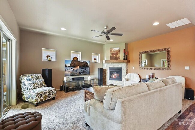 Foto del edificio - Pet Friendly Home Near The Foothills!