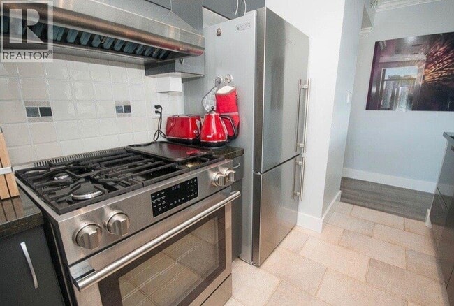 Building Photo - 1199 Marinaside Crescent