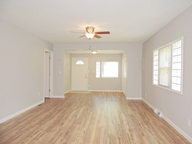Foto del edificio - 3 Bed - 1 Full Bath Eastlake, Ohio Ranch f...