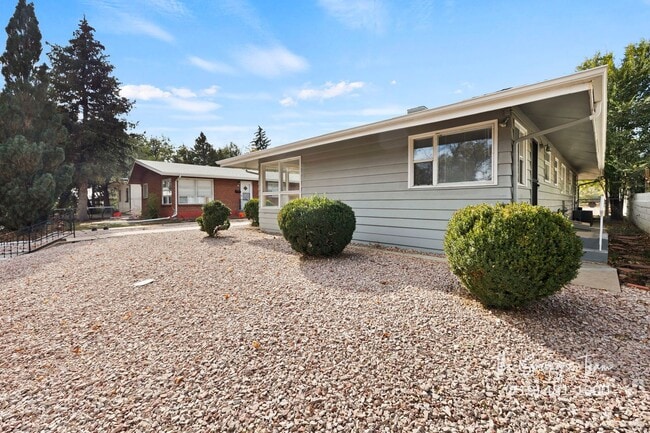 Building Photo - CHARMING WESTSIDE 2BD HOME with A/C - Security Deposit Waiver Available - NO RENT TILL JANUARYT