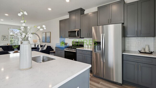 Foto del edificio - Upscale 3BR Townhome with Study, 2-Car Garage & Modern Finishes in McCandless Square