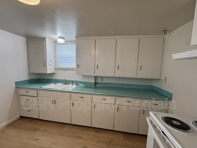 Building Photo - 841 1/2 Cook Avenue