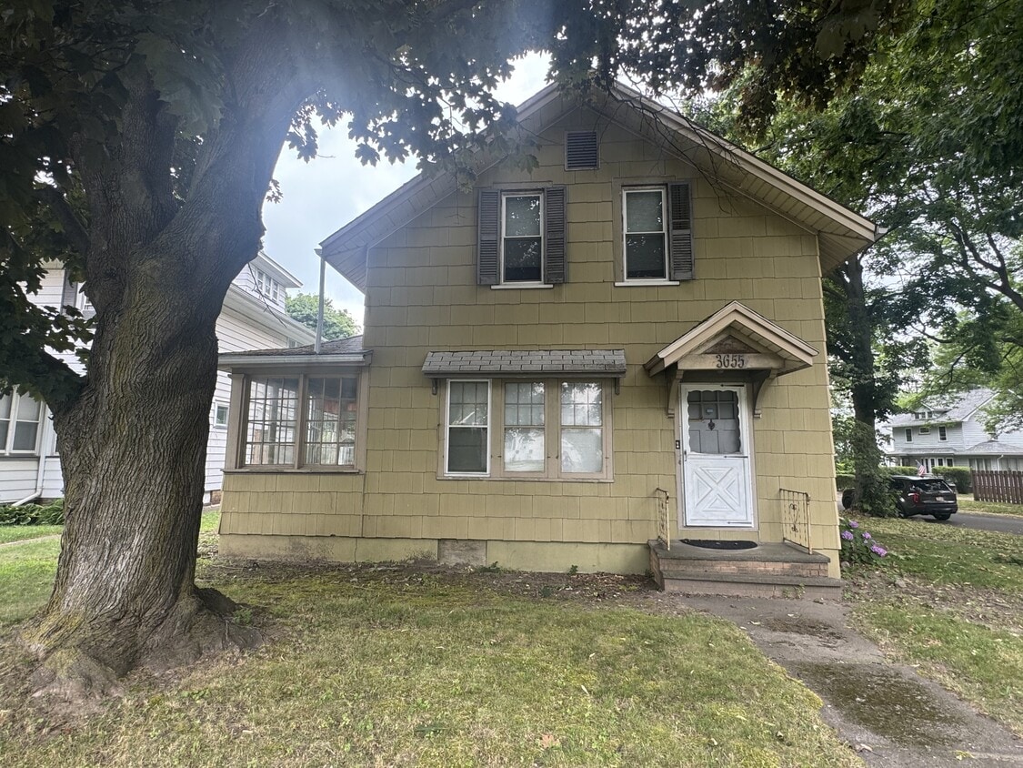 Primary Photo - 3655 Lake Ave