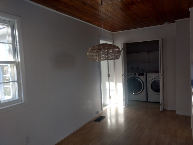 Building Photo - 2 BED/1 BATH HOME IN NEWLANDS AVAILABLE July 3rd!