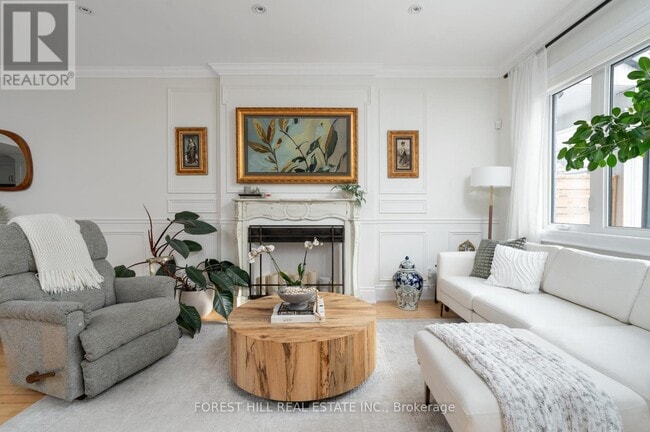 Photo du bâtiment - 698 Adelaide St W