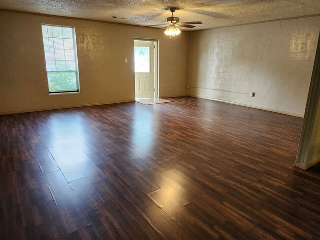 Building Photo - 1 bed apartment