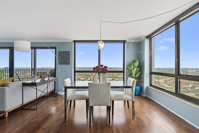 Building Photo - 2020 N Lincoln Park W