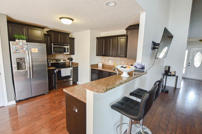 Building Photo - Pet Friendly Three Bedroom!