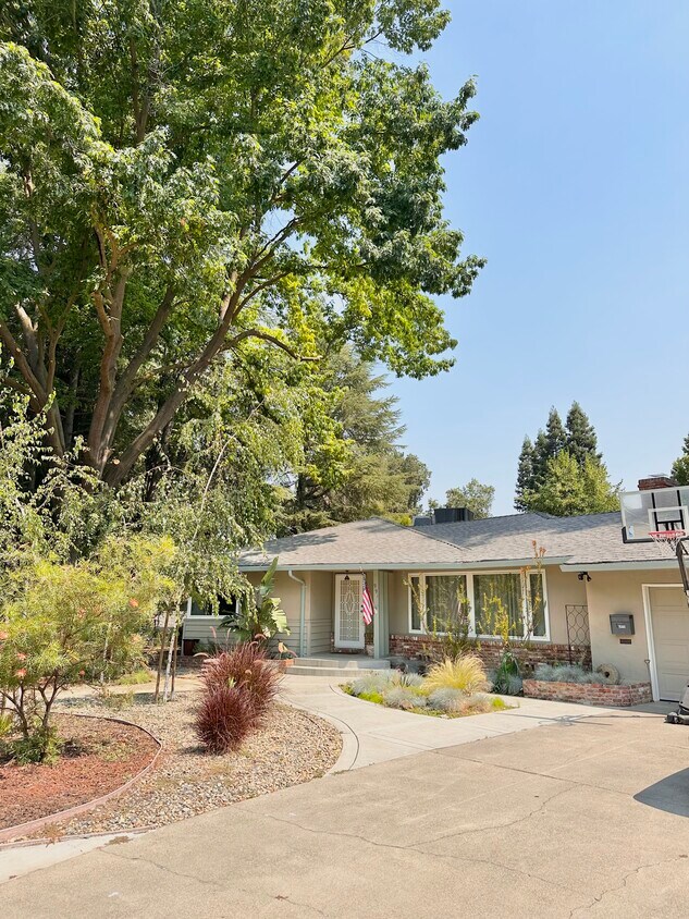 Foto principal - 991 Piedmont Dr