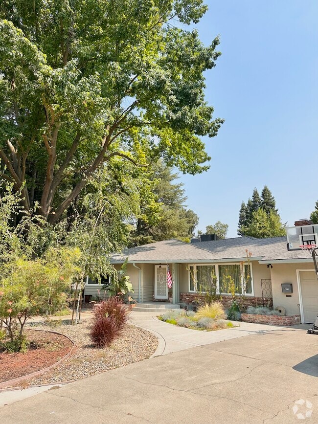 Building Photo - 991 Piedmont Dr