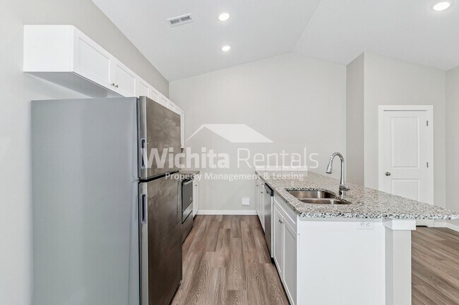 Foto del edificio - Move-In Ready Duplex in Bel Aire!