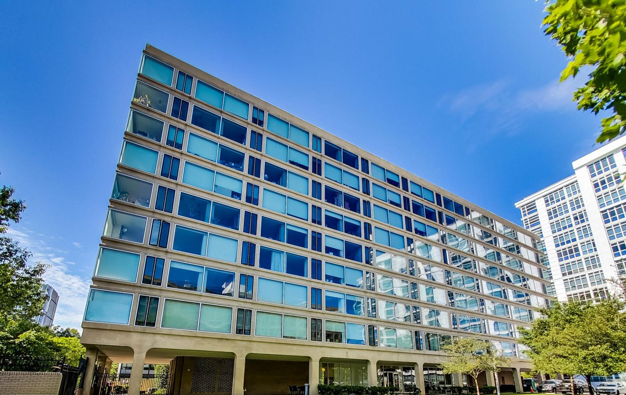 Foto principal - Stunning 1 BR/1 BA Condo in Southwest Wate...