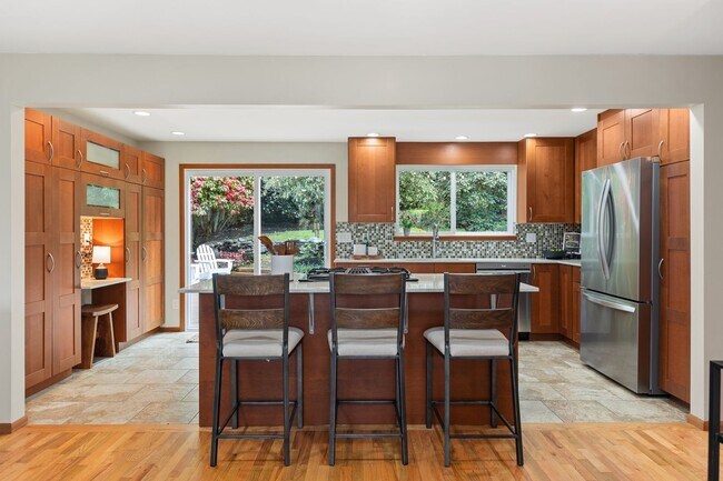 Foto del edificio - Rare Edmonds Bowl Retreat | Park-Like Yard & Updated Spacious Home