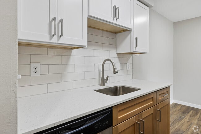 Interior Photo - 1325 Jersey Ave S