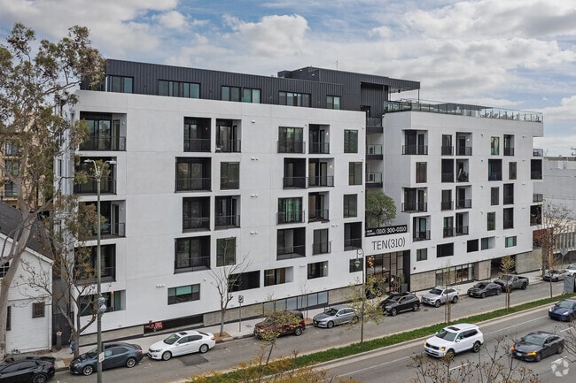 Building Photo - Ten310