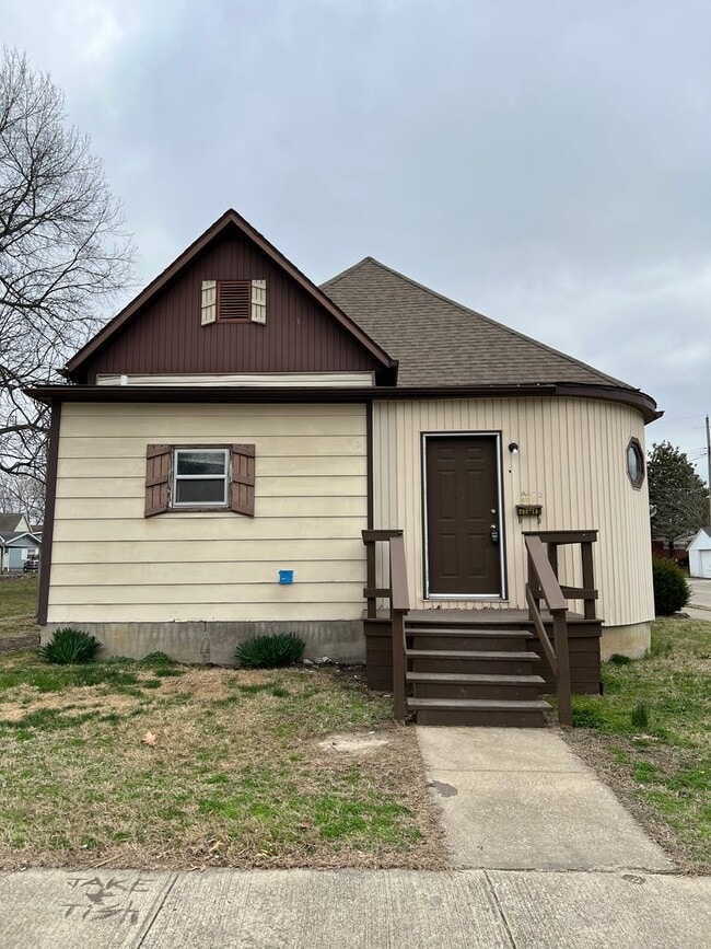 Building Photo - 700 N 13th St