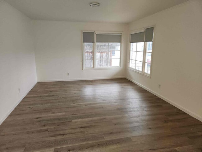 Building Photo - 414 W 23rd St
